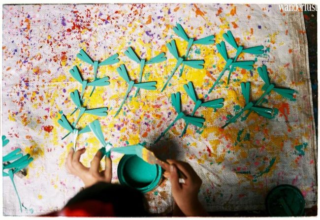 Sống lại tuổi thơ với chuồn chuồn tre nơi làng nghề Thạch Xá 17 Các công đoạn làm chuồn chuồn tre đòi hỏi sự tỉ mỉ, cẩn thận của người nghệ nhân.