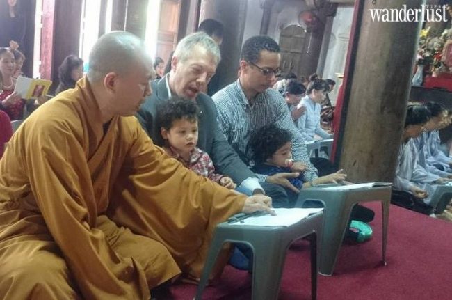 Hành hương tới những ngôi chùa linh thiêng ở Hà Nội mùa Vu Lan 14 Hình ảnh ngài đại sứ Mỹ tham gia lễ Vu Lan tại chùa Kim Liên năm 2016.