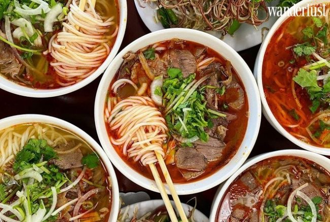 Một ngày cuối tuần yên bình ở Huế 5 Bún bò Huế - món ăn đặc trưng của xứ Huế.