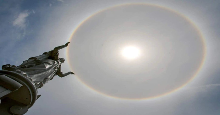 Bầu trời Huế xuất hiện “vầng hào quang”