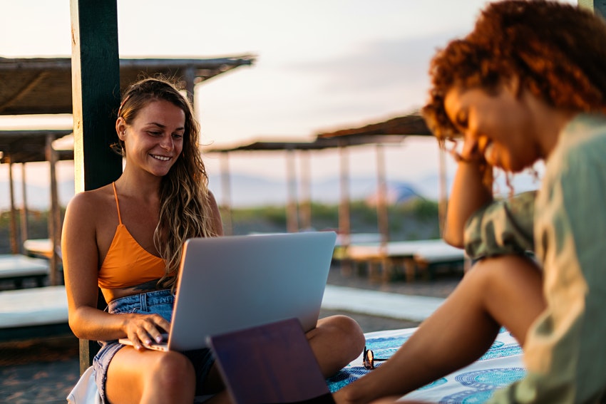 Costa Rica cấp thị thực cho khách du lịch ở lại làm việc 5 Girls on beach on laptops