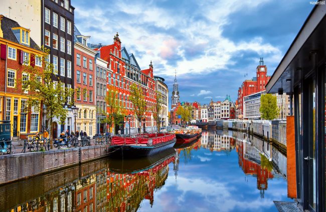 Tháng 8: Thời điểm đẹp nhất trong năm để tới Amsterdam 6 Những con kênh quanh thành phố, nét đặc trưng riêng biệt của Amsterdam.