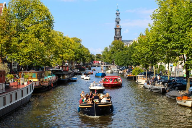 Tháng 8: Thời điểm đẹp nhất trong năm để tới Amsterdam 8 Những con kênh tạo nên đặc trưng riêng biệt ở Amsterdam.