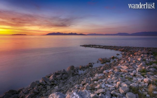 Buổi hoàng hôn trên Hồ Muối Lớn ở Utah.