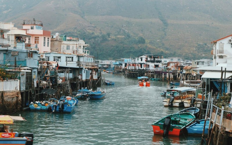 Làng chài cổ Tai O ở Hong Kong được thắp sáng đêm Trung thu bởi 2500 chiếc đèn lồng
