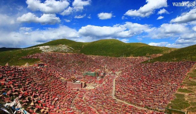 Diệu kỳ thung lũng đỏ Larung Gar giữa núi đồi Tây Tạng - Wanderlust Tips