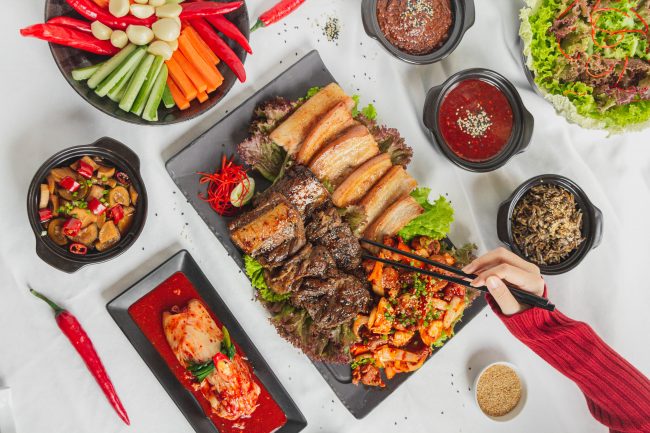 Mang cả nhà hàng 5 sao về nhà với thực đơn mới tại Sheraton Saigon 6 Family Set Korean