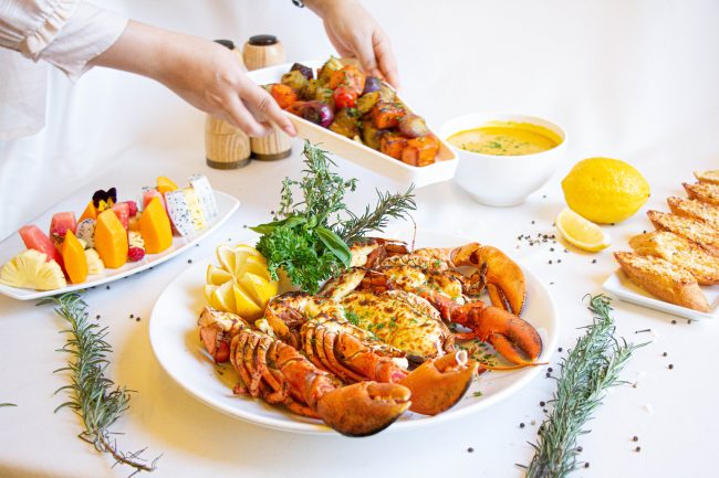Mang cả nhà hàng 5 sao về nhà với thực đơn mới tại Sheraton Saigon 7 Family Set Lobster Mornay