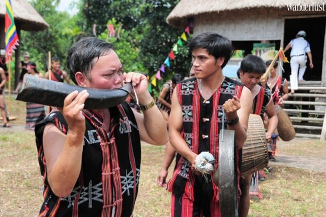 Ta Lang: Làng du lịch sinh thái cộng đồng hấp dẫn mới ở Quảng Nam 7 Trinh dien nhac cu tai Ta Lang