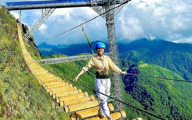 Trải nghiệm cảm giác mạnh trên cầu treo Độc Mộc cao hơn 2.000m trên đỉnh Ô Quy Hồ 5 thumb o quy ho