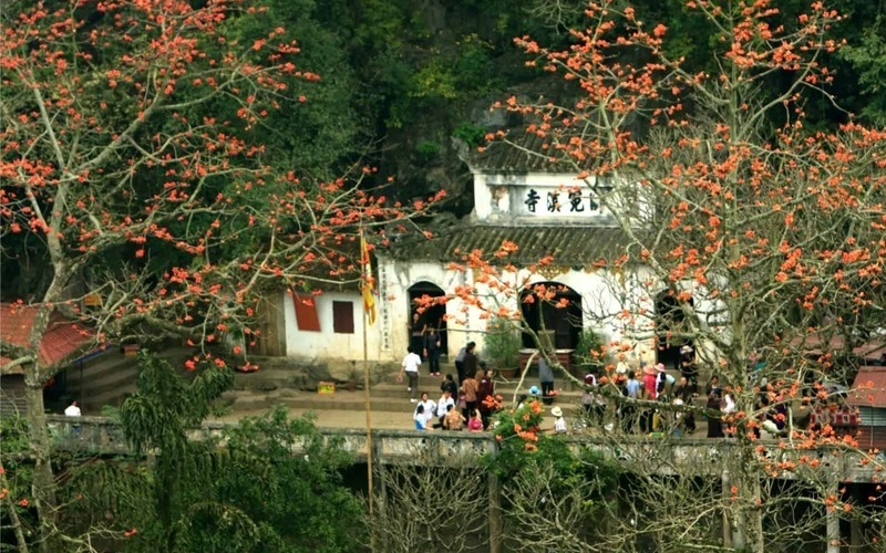 Lễ hội chùa Hương: Chuyến hành trình thiêng liêng về miền đất Phật 5 le hoi chua huong chuyen hanh trinh thieng lieng ve mien dat phat 1 1