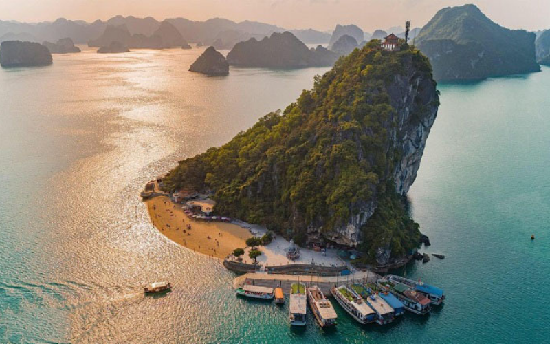 Dao titop hon ngoc xanh giua vinh ha long 2