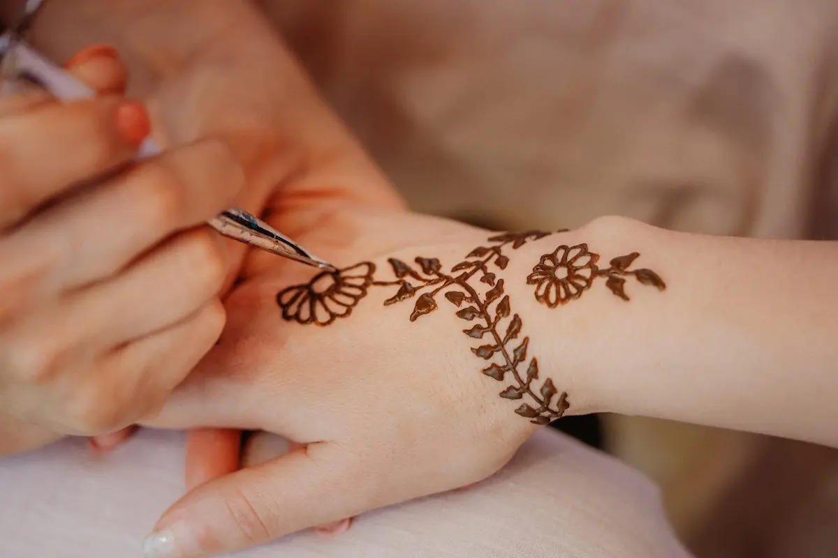 Henna: Nghệ thuật vẽ hình đặc trưng của văn hóa Ấn Độ Henna: Nghệ thuật vẽ hình đặc trưng của văn hóa Ấn Độ