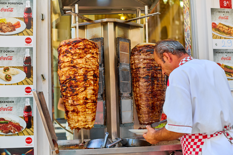 Doner Kebab: Món ăn gây “tranh cãi”