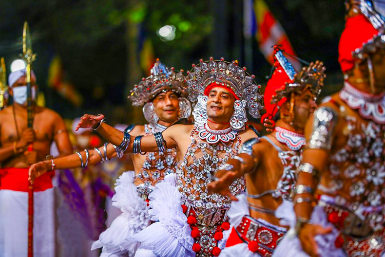 Về Sri Lanka tham gia Lễ hội rước Xá lợi Răng Phật: Esala Perahera   5 Về Sri Lanka tham gia Lễ hội rước Xá lợi Răng Phật - Esala Perahera | Wanderlust Tips