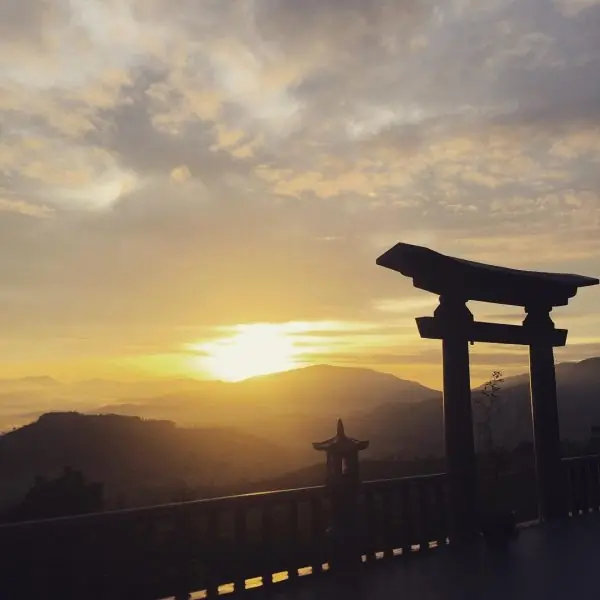 "Shay nắnggg" Đà Lạt mộng mơ trong loạt MV đình đám của ca sĩ Việt 6 cong-troi-linh-quy-phap-an-da-lat-wanderlust-tips