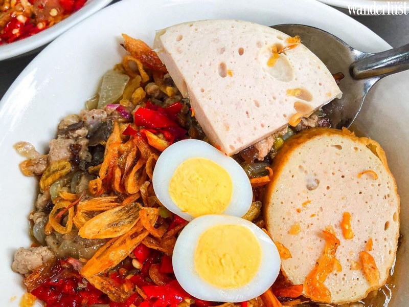 Check list ẩm thực Hà Nội vào mùa thu nhất định phải thử 5 Đây được xem là món quốc dân trong những ngày đông se lạnh, với Bánh đúc nóng có khá nhiều cách biến tấu khác nhau từ truyền thống đến hiện đại. Khác với kiểu bánh đúc nguội được cắt thành miếng chấm tương thường thấy thì bánh đúc nóng là một phiên bản hoàn toàn khác.