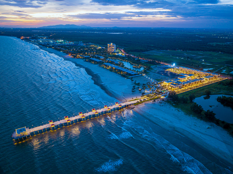 Chính thức khánh thành Cầu ngắm biển dài nhất Đông Nam Á và khai trương phố TMDV Hamptons Plaza Hồ Tràm | Wanderlust Tips