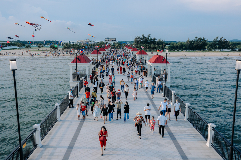 Chính thức khánh thành Cầu ngắm biển dài nhất Đông Nam Á và khai trương phố TMDV Hamptons Plaza Hồ Tràm | Wanderlust Tips