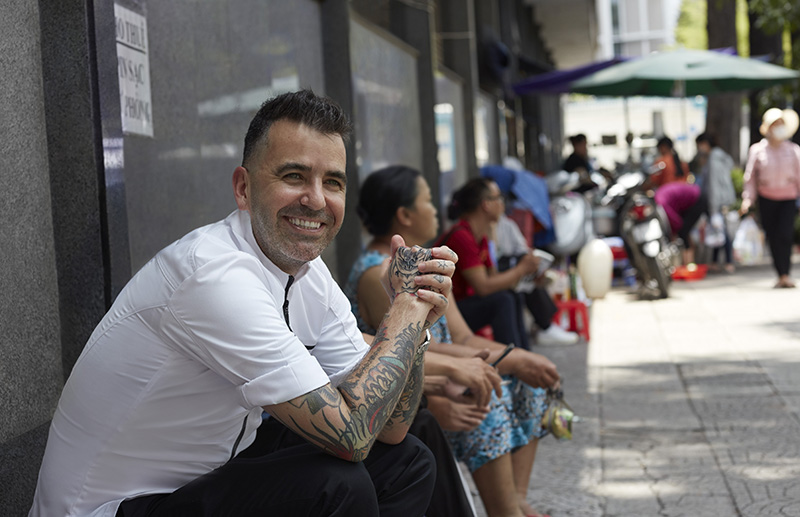 Aisbett là bếp trưởng dẫn dắt nhà hàng AKUNA với trải nghiệm ẩm thực vượt qua mọi giới hạn thông thường