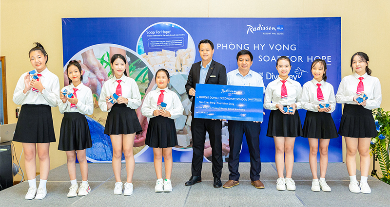 Khu nghỉ Radisson Blu Resort Phú Quốc tái khởi động dự án xà phòng Hy vọng 7 Khu-nghi-Radisson-Blu-Resort-phu-quoc-tai-khoi-dong-du-an-xa-phong-hy-vong