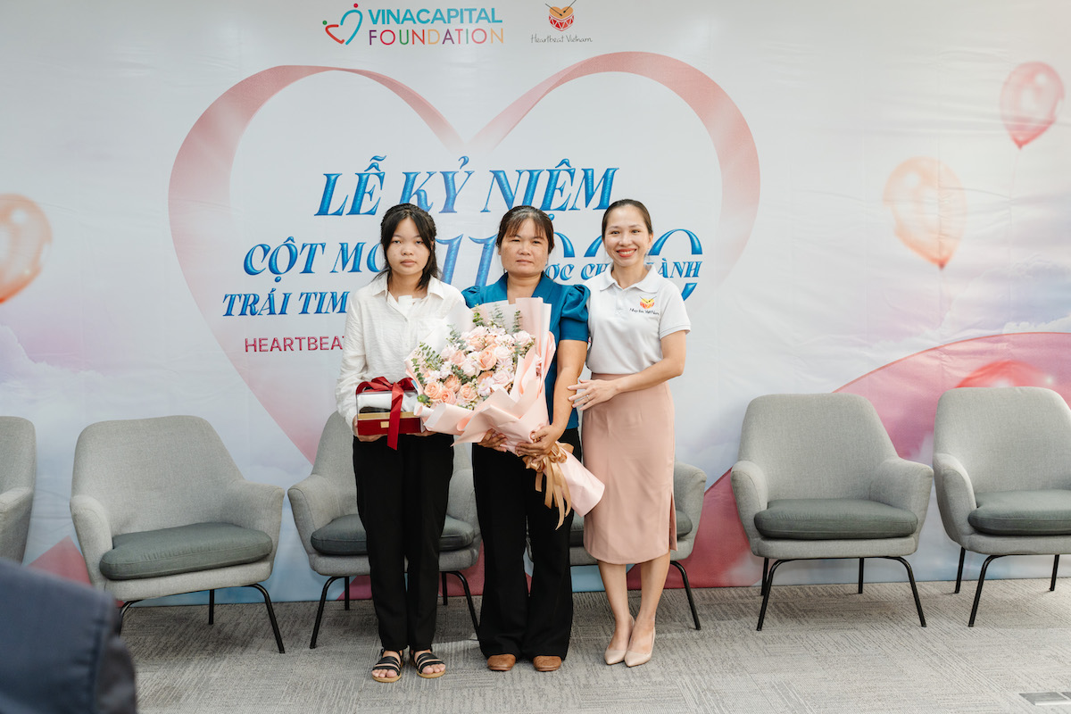 Nhịp tim Việt Nam kỉ niệm cột mốc chữa lành 11.000 trái tim 5 Dai dien chuong trinh Nhip tim Viet Nam trao tang hoa cho be Anh Thu ca tim thu 11.000 va me