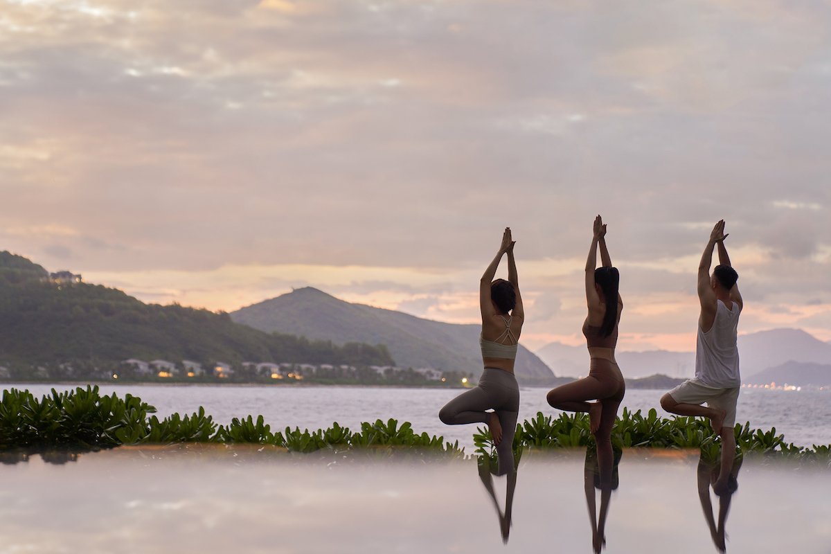 Giây phút tập yoga vui vẻ tại Thiên đường nghỉ dưỡng tại Nha Trang cùng nhóm bạn