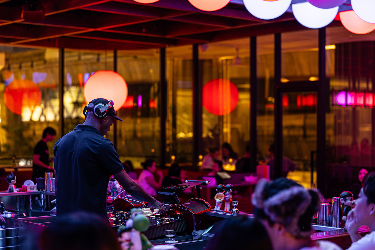 Fatboy Izakaya Chidlom: Nơi thực khách có thể thư giãn ban ngày và tận hưởng không khí sôi động về đêm ở Bangkok 7 08. Khong gian cua Fatboy Izakaya Chidlom