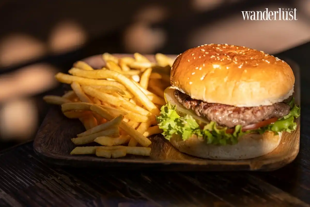 Burger với vẻ ngoài đơn giản gồm bánh mì kẹp thịt, rau và sốt thường ăn kèm với khoai tây chiên