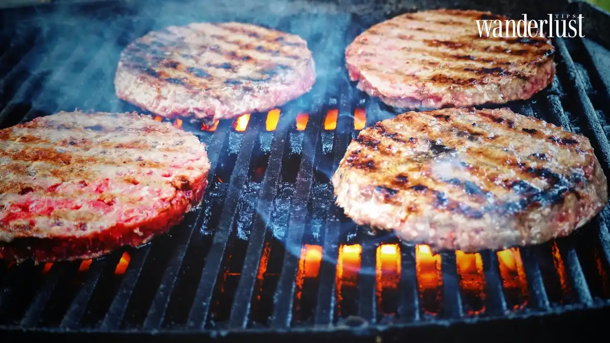 Burger với vẻ ngoài đơn giản gồm bánh mì kẹp thịt, rau và sốt thường ăn kèm với khoai tây chiên