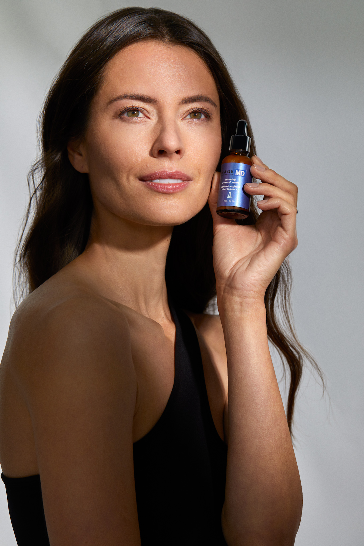 Serum Vitamin C Bi quyet cho lan da rang ro cua nguoi thuong xuyen di chuyen 1