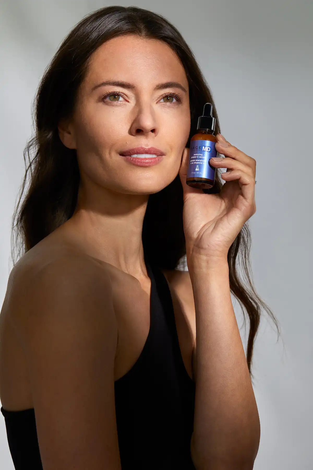 Serum Vitamin C Bi quyet cho lan da rang ro cua nguoi thuong xuyen di chuyen 1