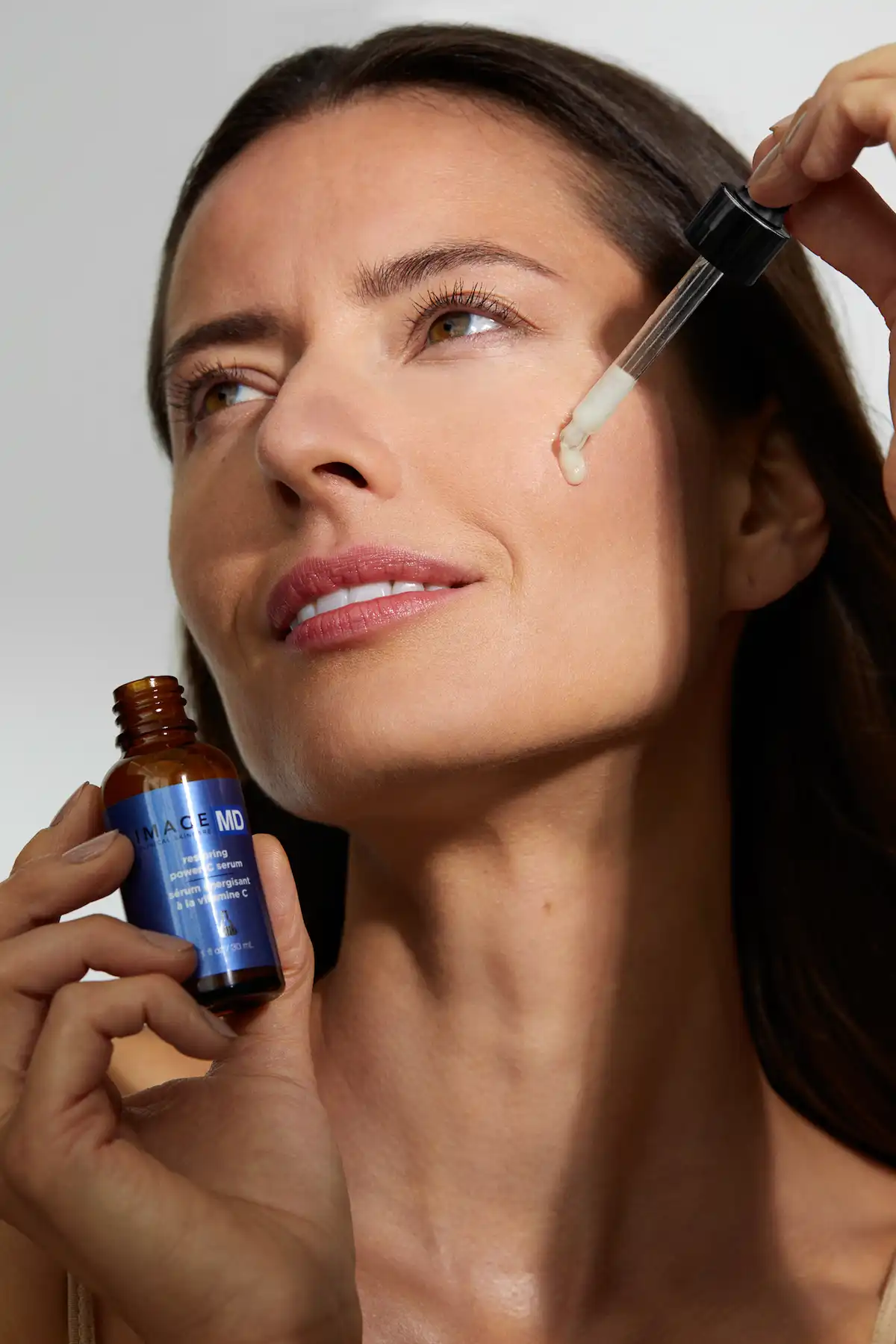 Serum Vitamin C Bi quyet cho lan da rang ro cua nguoi thuong xuyen di chuyen 2