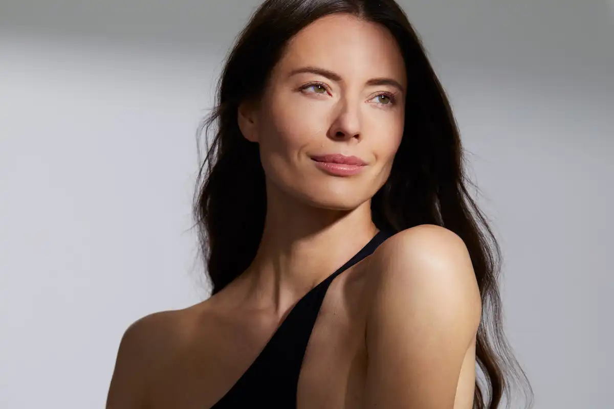 Serum Vitamin C Bi quyet cho lan da rang ro cua nguoi thuong xuyen di chuyen