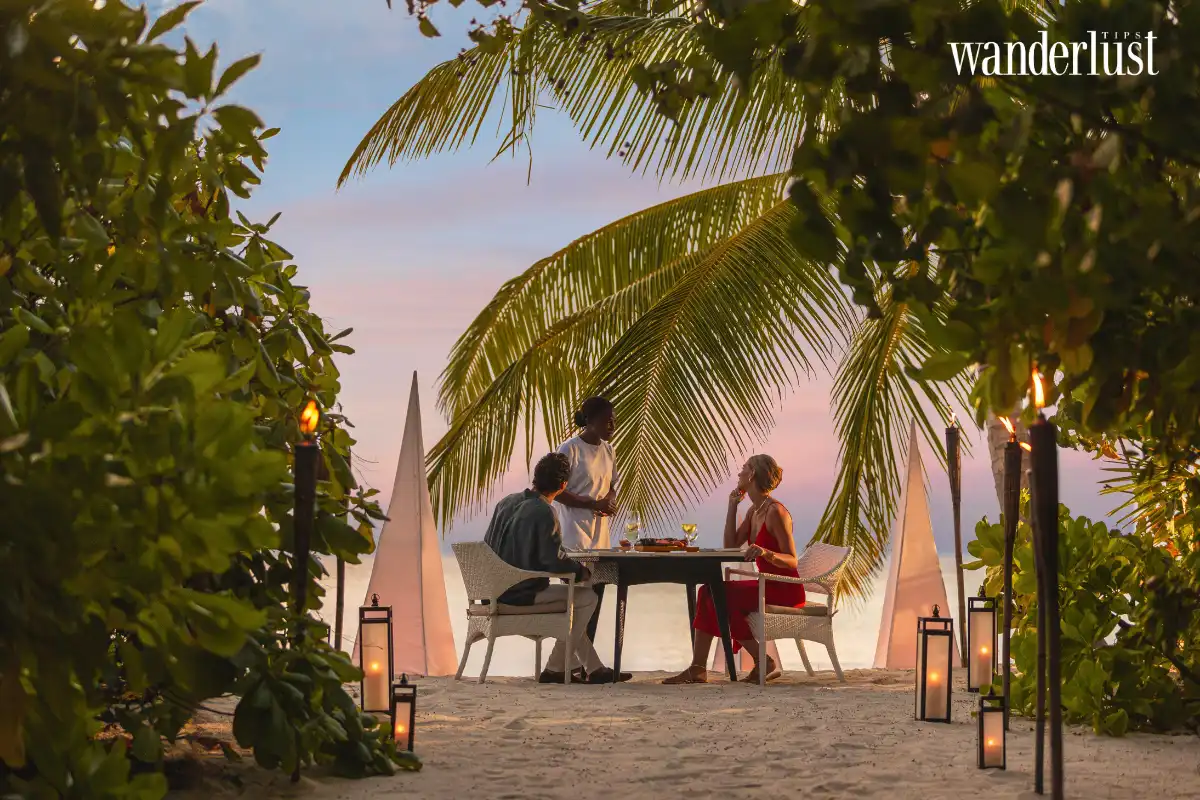 cặp đôi tận hưởng khoảnh khắc đẹp tuyệt vời của thiên nhiên Maldives 