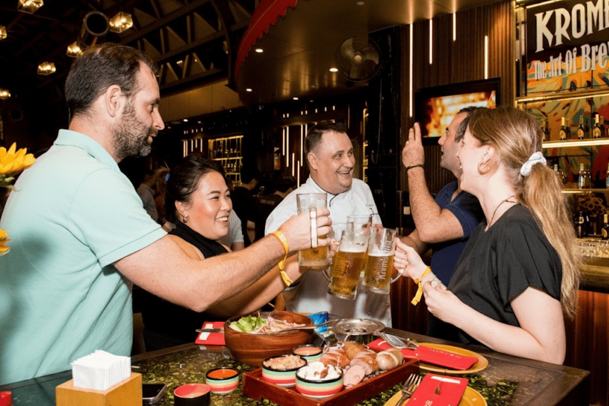 hoa-minh-vao-le-hoi-bia-oktoberfest-tai-times-square